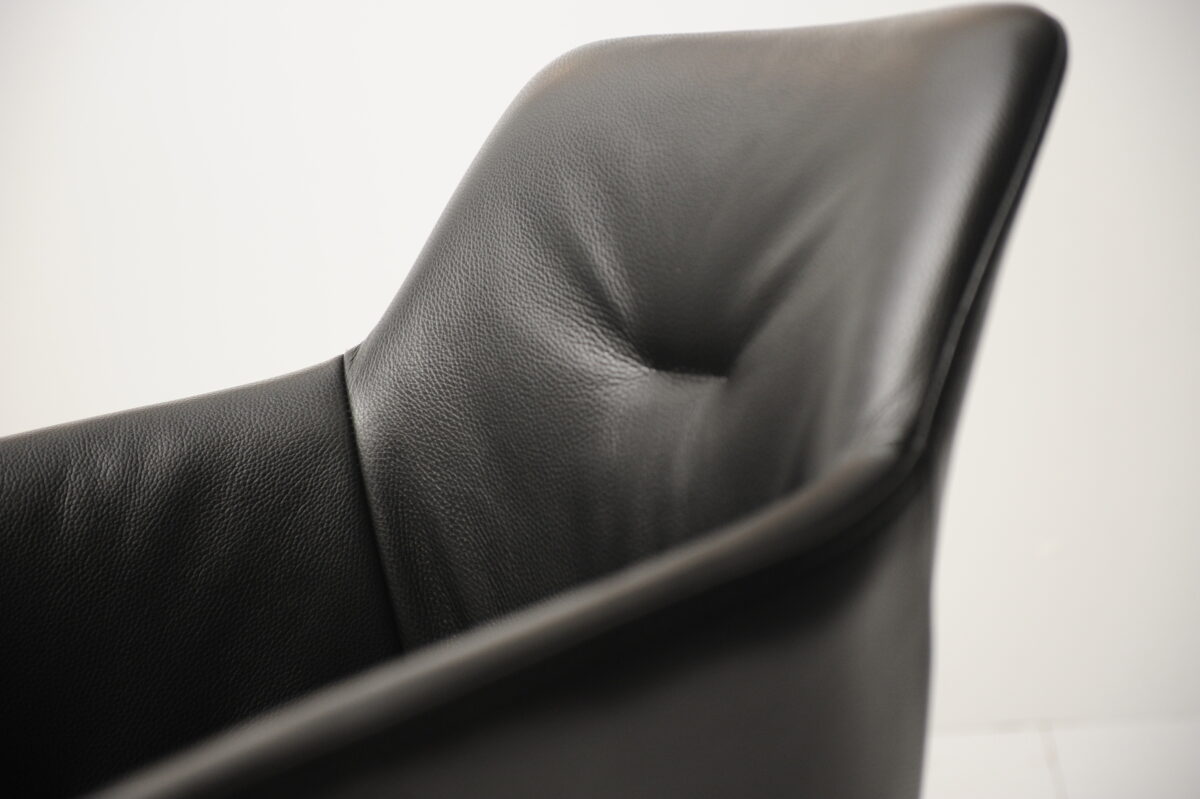 Krzesło K – 13 z podłokietnikami skóra naturalna na metalowych płozach