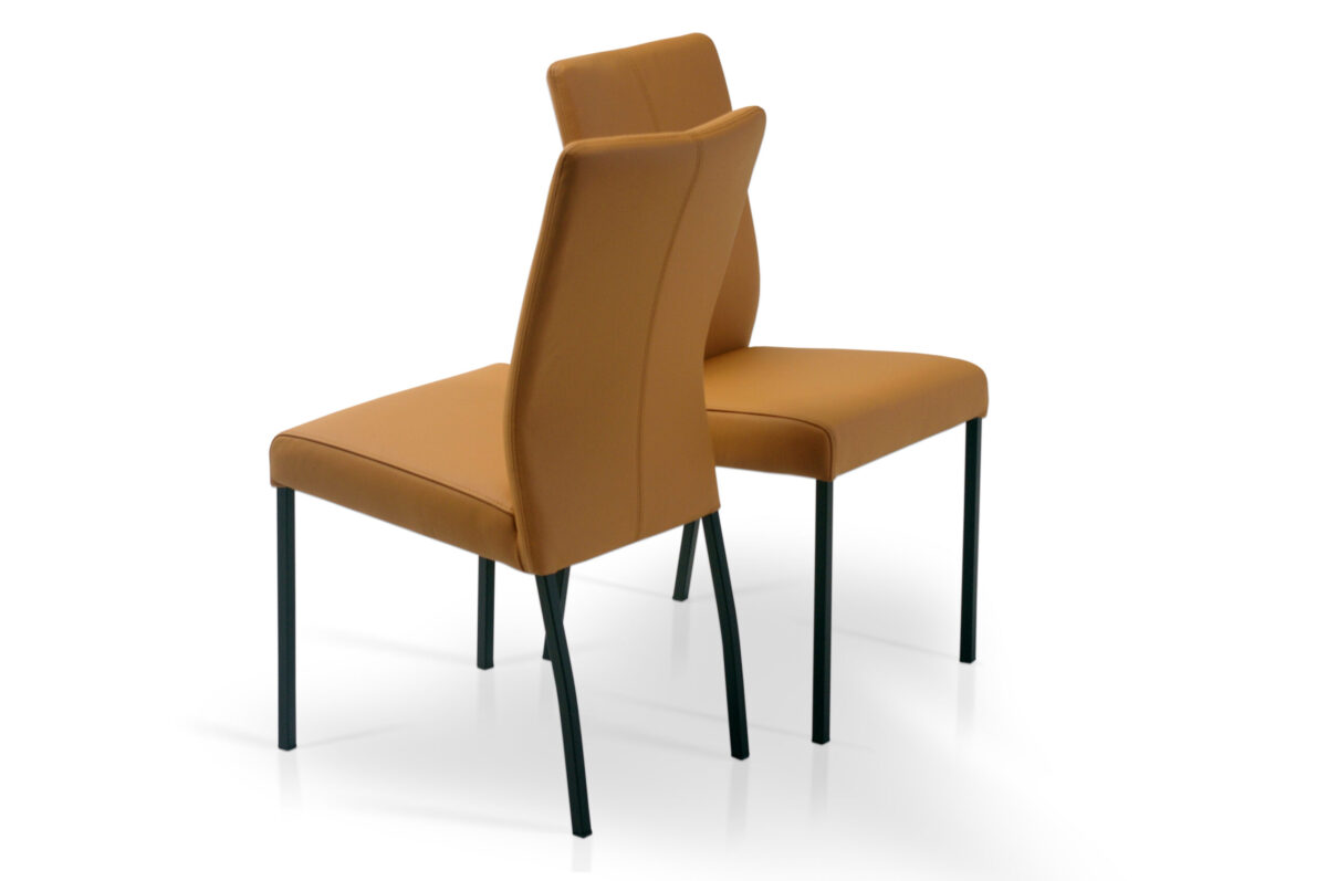 Carla 01 – bardzo wygodne krzesła z wysokim oparciem na czarnych nogach