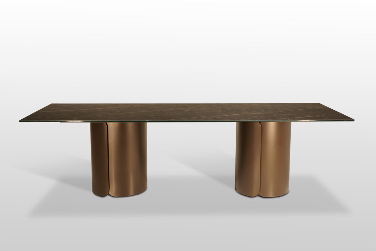 Stół na dwóch metalowych kolumnach z blatem ze spieku kwarcowego w dużych wymiarach