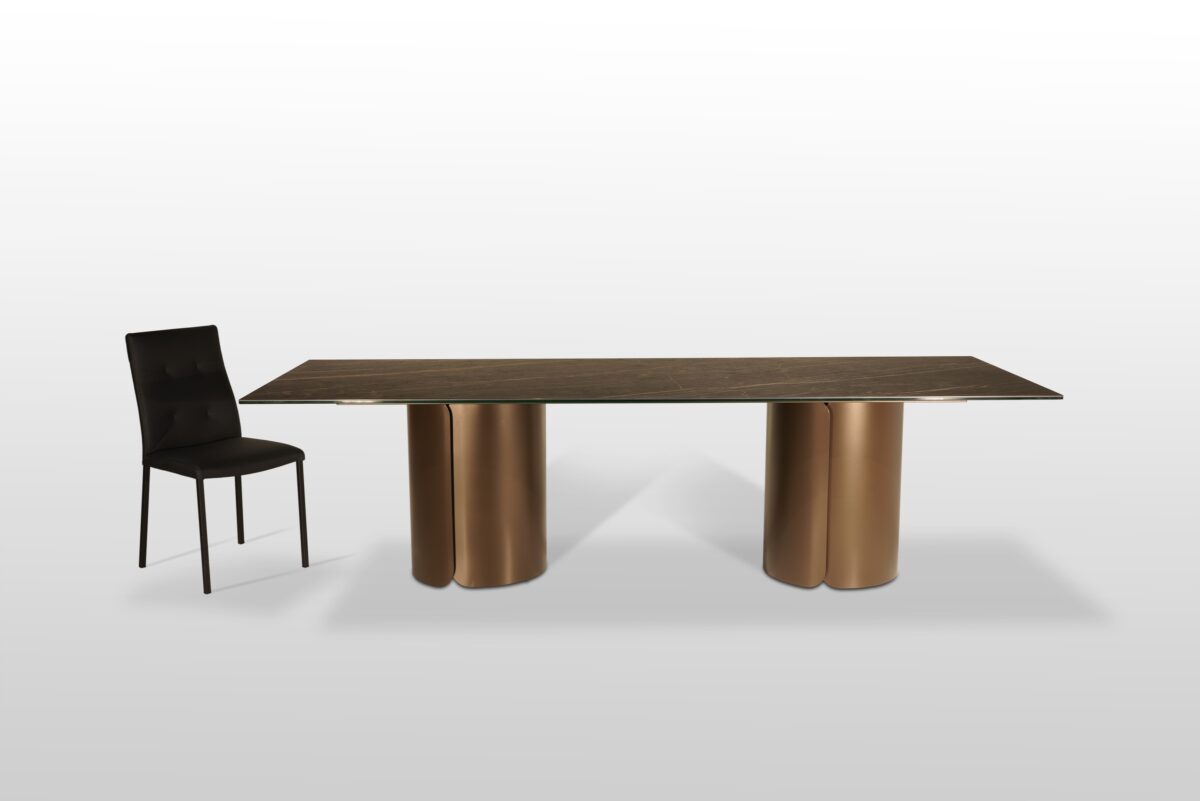 Stół na dwóch metalowych kolumnach z blatem ze spieku kwarcowego w dużych wymiarach