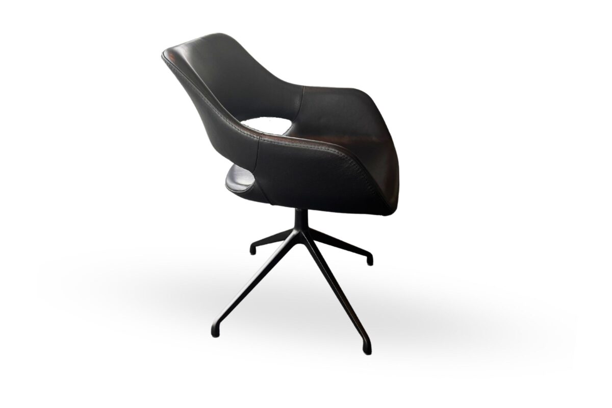 TC K16 – Czarny fotel obrotowy na aluminiowej nodze z podłokietnikiem – naturalna skóra