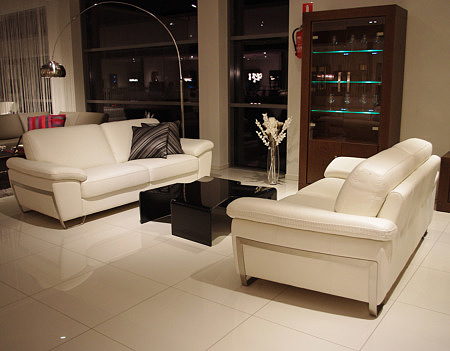 Axenta biały skórzany komplet wypoczynkowy z dwiema sofami i czarną ławą ze szkła