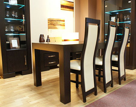 Barcelona ciemny stół jasne krzesła drewniene