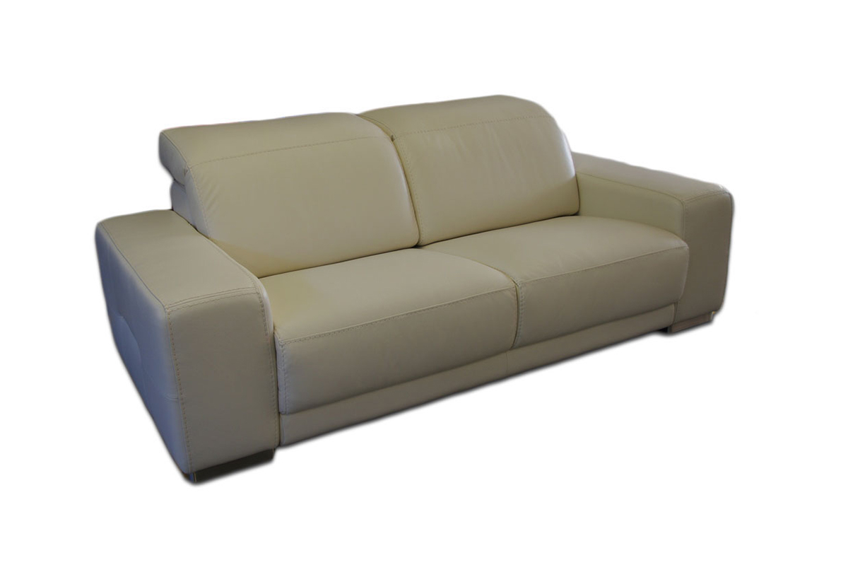 Domino - kremowa sofa skórzana dwuosobowa z zagłówkami i masywnymi bokami