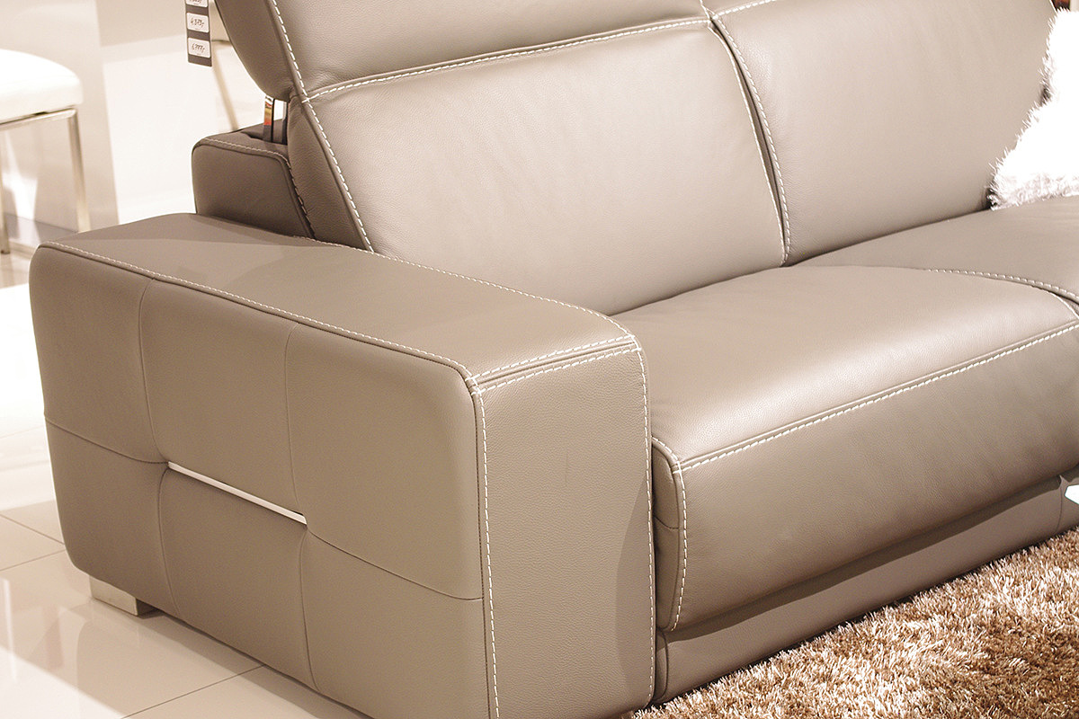 Domino - brązowa sofa skórzana, przeszycie grubą nicią, prezentacja detalu wykonania boku sofy