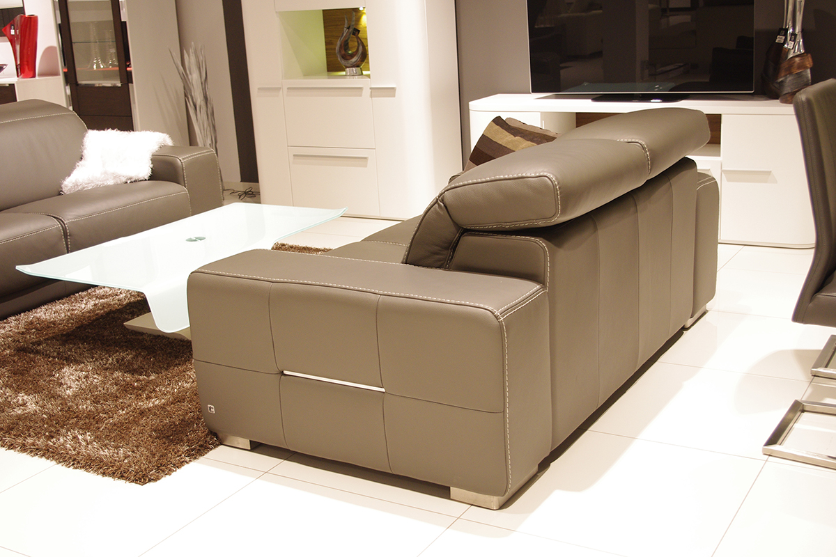 Domino - brązowa sofa skórzana z regulowanymi zagłówkami, nowoczesny wypoczynek skórzany w aranażacji salonu z białą ławą szklaną i białymi meblami