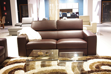Genesis sofa z brązowej skóry w salonie