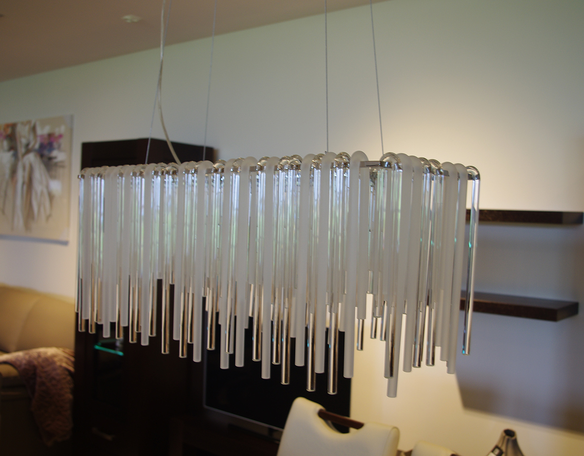 Lampa do salonu ze szklanych prętów