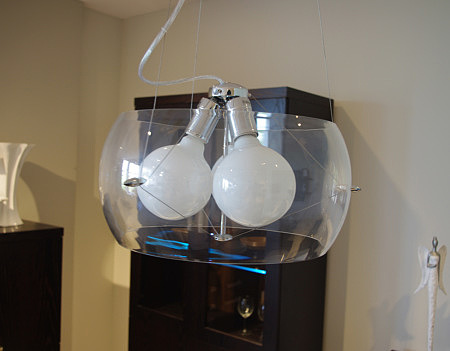 Lampa szklana do salonu z dużymi matowymi żarówkami