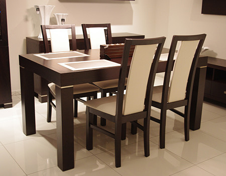 Milano2 stół z krzesłami drewnianymi