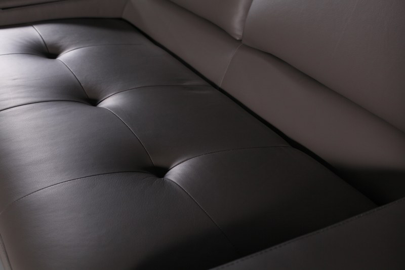 Onex sofa z pikowanymi siedziskami