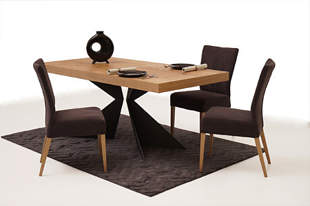 Roums przykład aranżacja salonu stol dębowy z grubym masywnym blatem nogi stołu czarne z blachy stalowej stół loftowy nowoczesne meble loftowe krzesła brązowe tapicerowane tkaniną z drewnianymi nogami