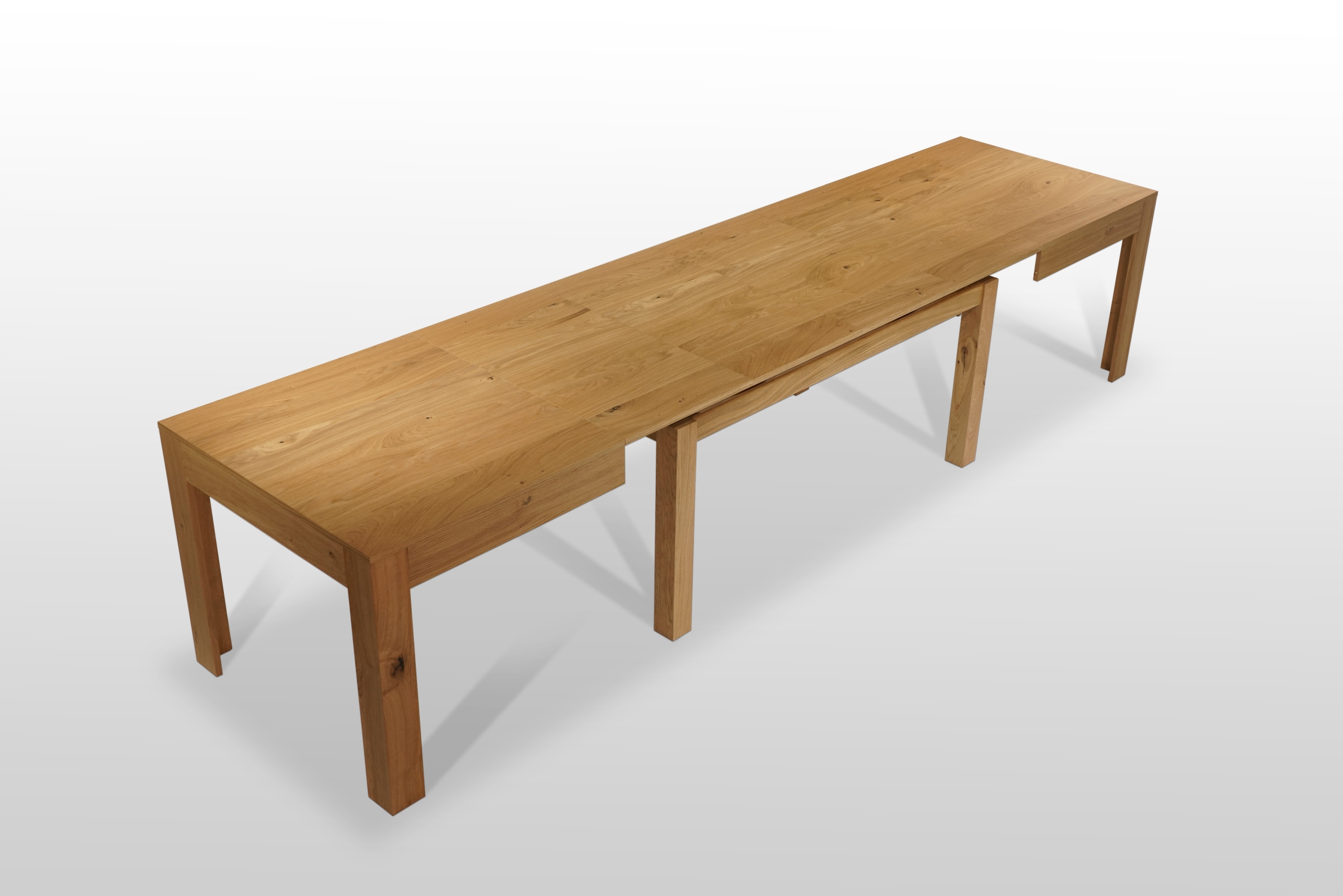 Rozkładany stół na ośmiu nogach jest niezwykle stabilny, estetyczny i praktyczny