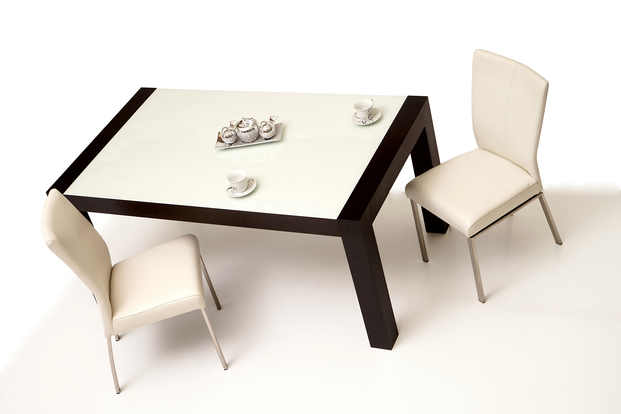 Trinity - aranżacja nowoczesnej jadalni i salonu - nowoczesne białe krzesła metalowe tapicerowane skórzane na metalowych nogach ze stali nierdzewnej polerowanej - solidny stół dębowy z białym szklanym blatem