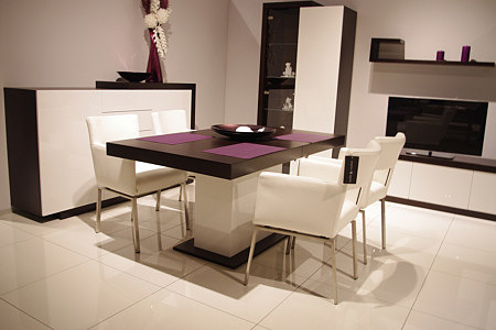 Rodos stół na jednej nodze biała podstawa dębowy blat białe krzesła