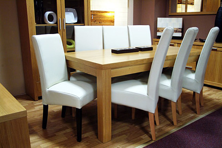 Tosca stół dębowy okleinowany białe krzesła skórzane