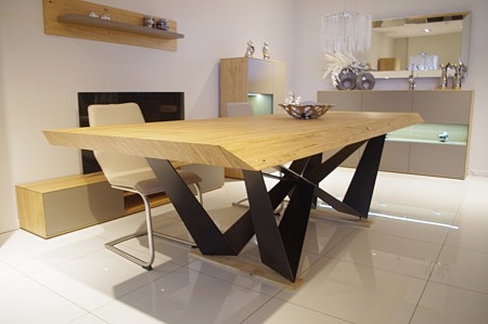Magnat - masywny, designerski stół do salonu, z nogami z arkuszy blachy stalowej lakierowanych na czarno