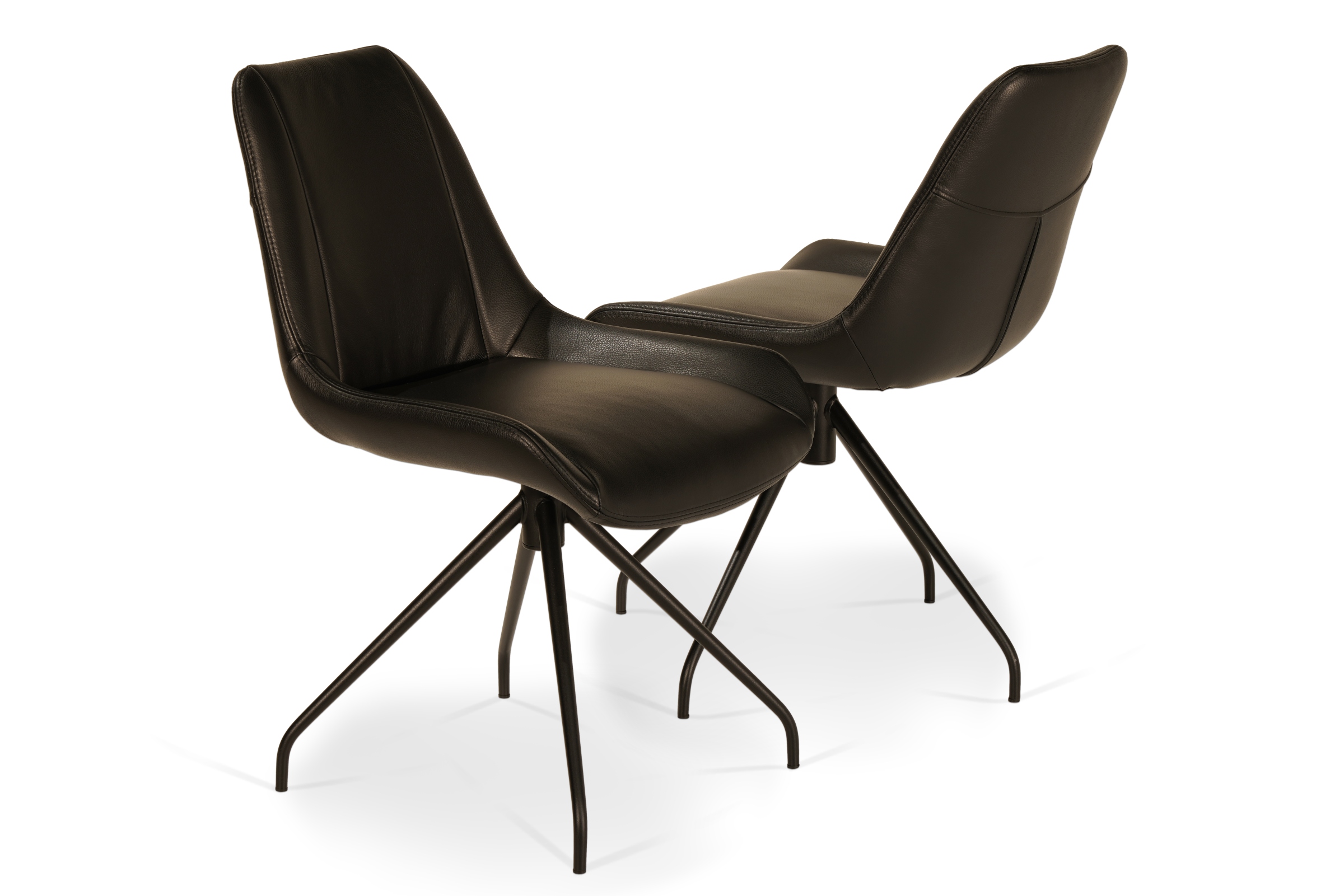 Obrotowe krzesełka na metalowej podstawie, wykonane z naturalnej, czarnej skóry bydlęcej.