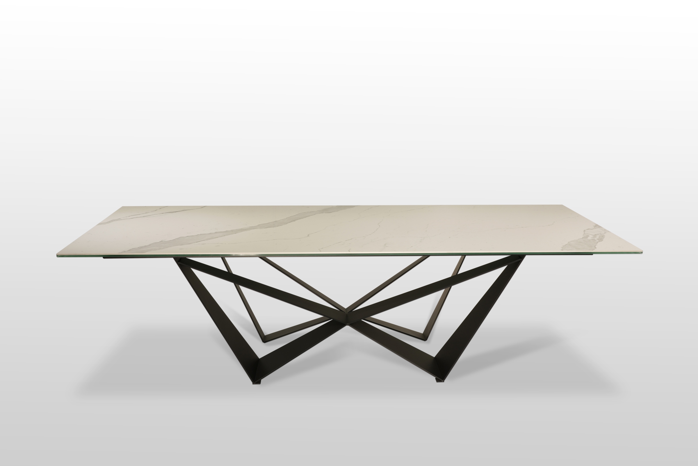 Spiekowy stół z białym blatem z szarymi użyleniami , nierozkładany na metalowej, czarnej podstwie