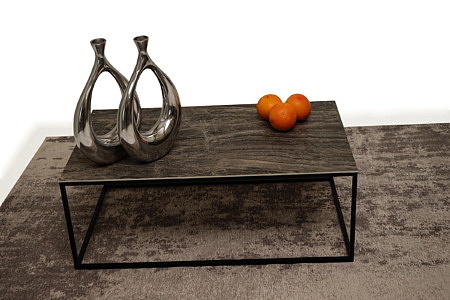 Lb5 - aranżacja pomysł na stolik kawowy ze spieku kwarcowego - srebrne wazony lakierowane na wysoki połysk, pomarańcze leżące na stoliku