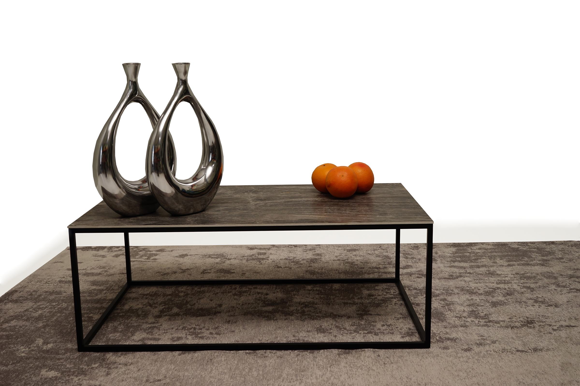 LB5 aranżacja stolika kawowego ławy z dywanem i metalowymi wazonami
