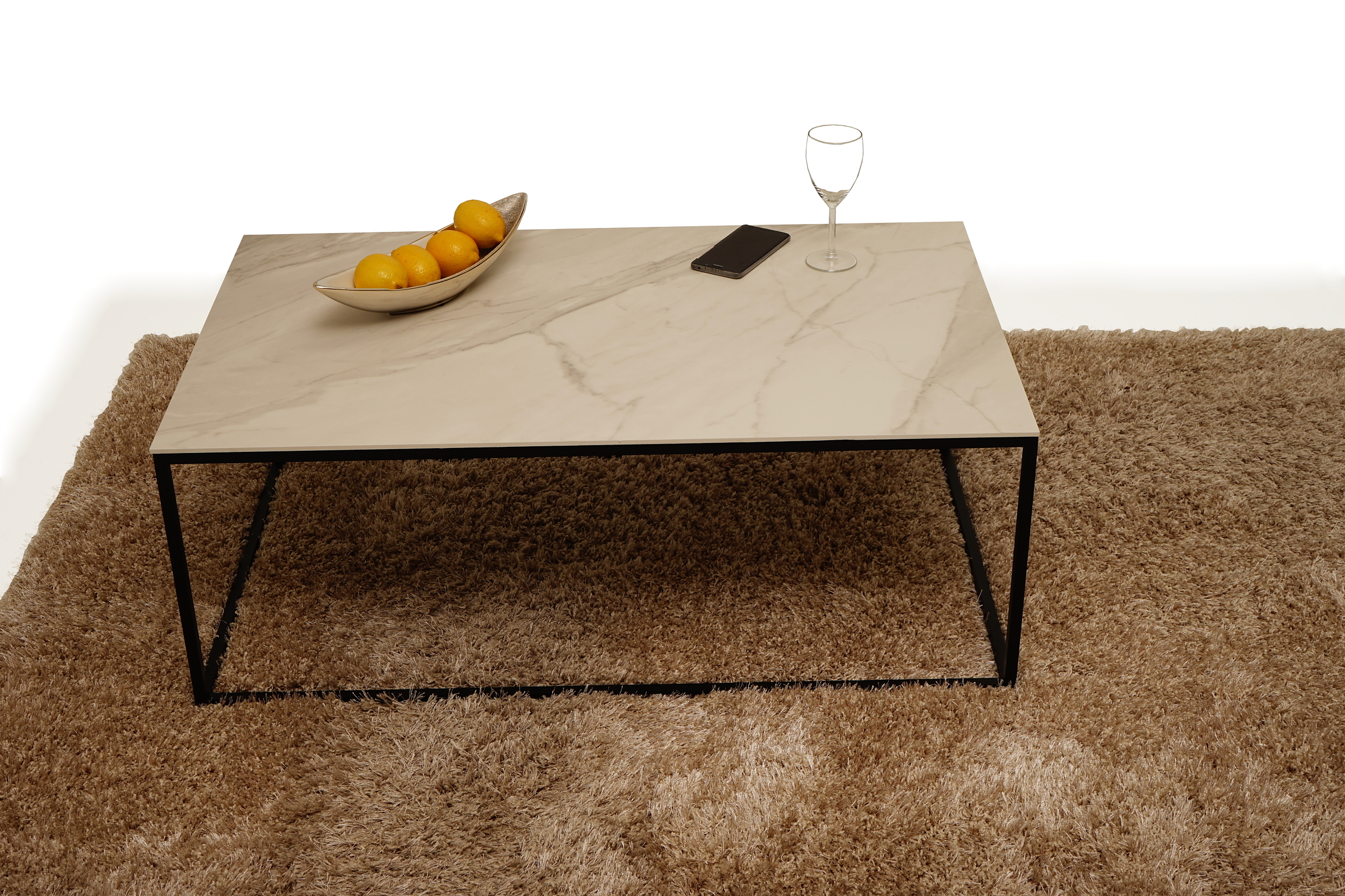 Lb5 - nowoczesny metalowy stolik kawowy ława - na stoliku patera z owocami metalowa w kolorze srebrnym w połysku - zestaw uzupełnia brązowy dywan włochacz z długim włosem