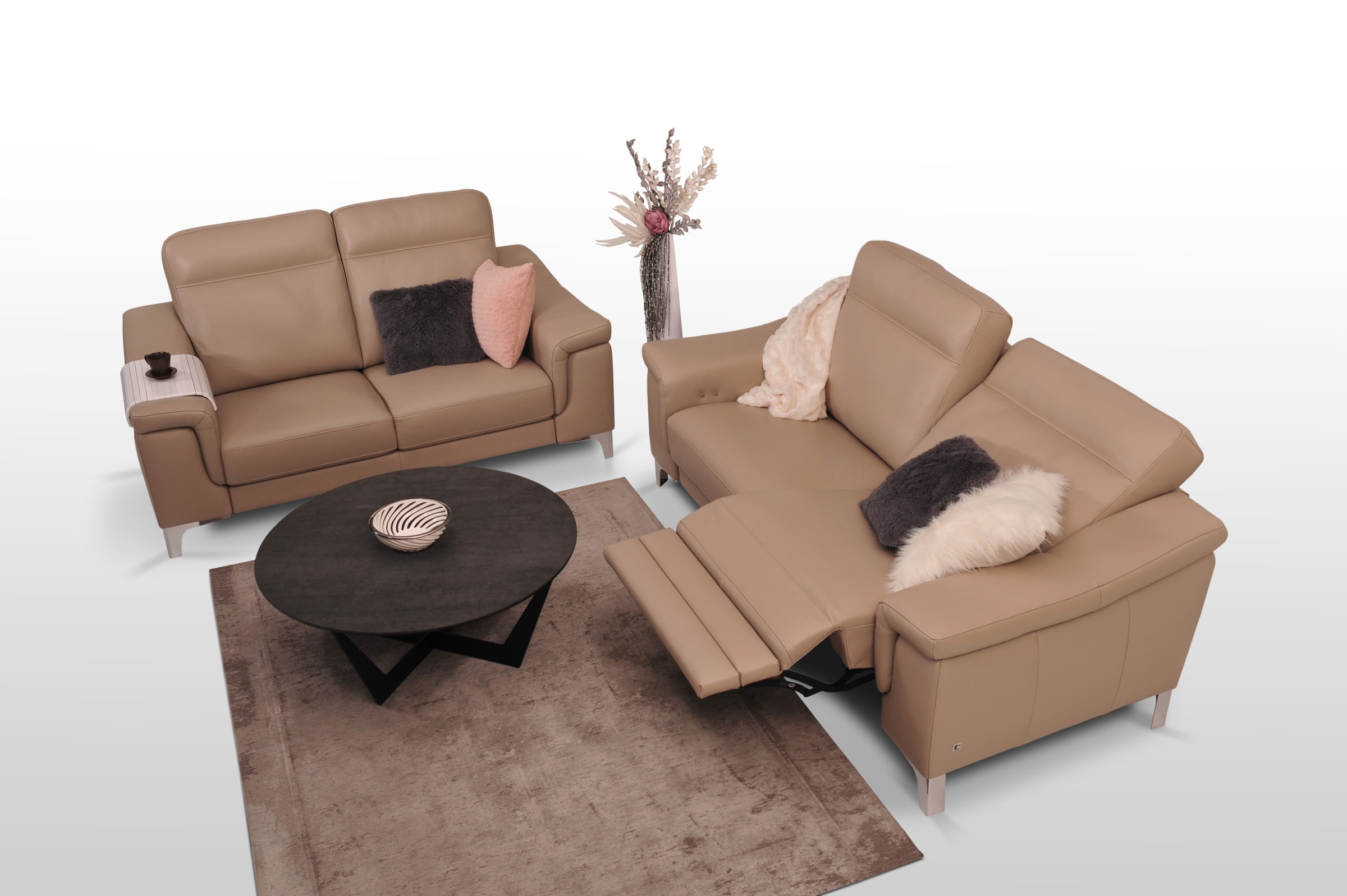 Modne kanapy sofy do ładnego pokoju salonu z funkcją elektycznego relaxu rozkładania