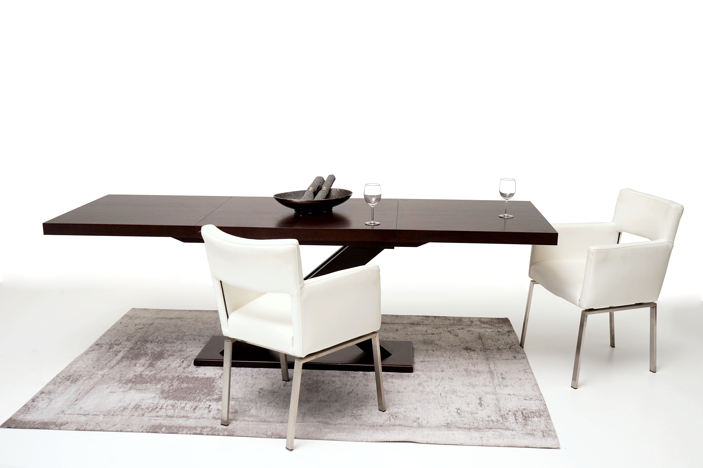 Sabine pomysł aranżacja jadalni salonu w stylu modern classic duży stół w kolorze wenge brązowy białe nowoczesne krzesła skórzane na metalowych nogach ze stali nierdzewnej polerowanej brązowy dywan