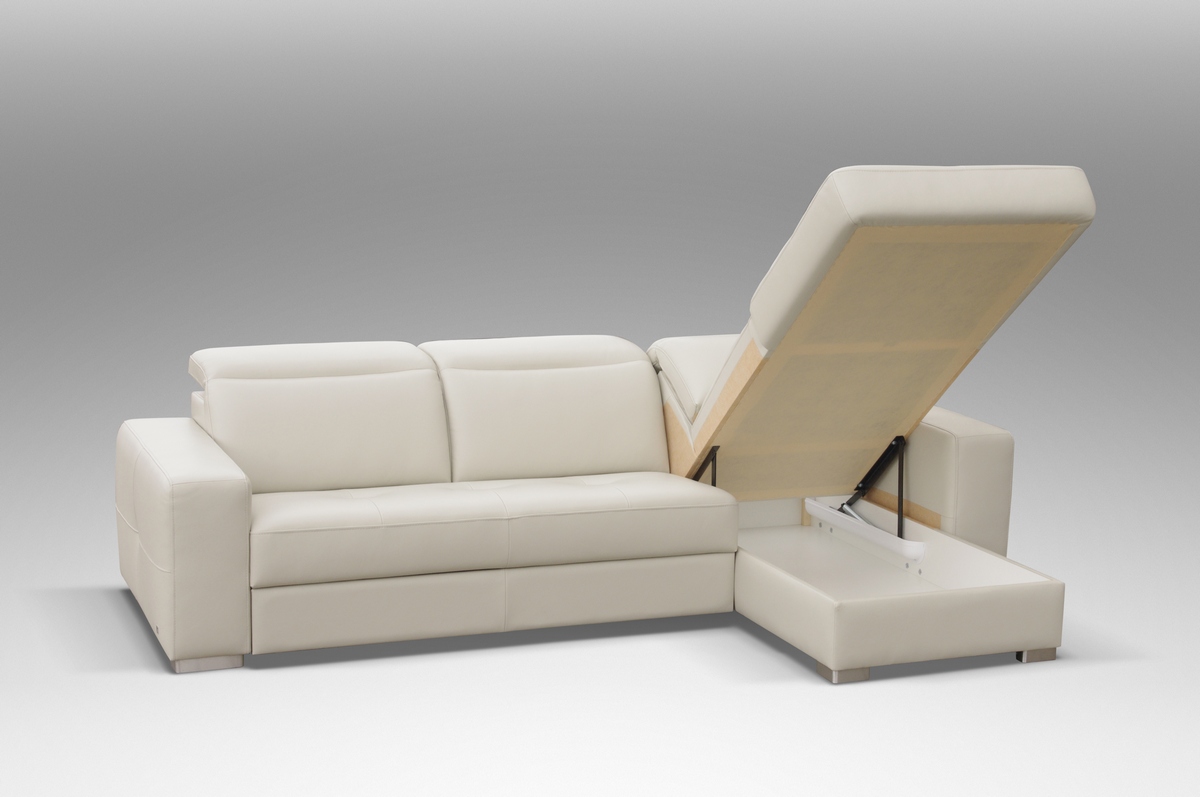 Drift - piękny biały narożnik skórzany do salonu z pojemnikiem na pościel i spaniem, prezentacja otwartego pojemnika na pościel zabudowanego w module otomany