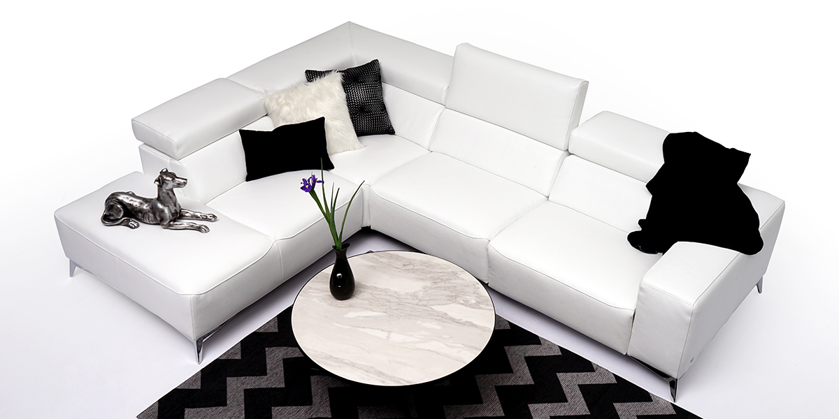 Longo salon z nowoczesną białą sofą stolik spiek marmur
