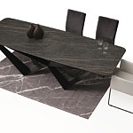 Duży stół do nowoczesnej jadalni z blatem z polerowanego spieku kwarcowego z metalowymi nogami z arkuszy blachy stalowej
