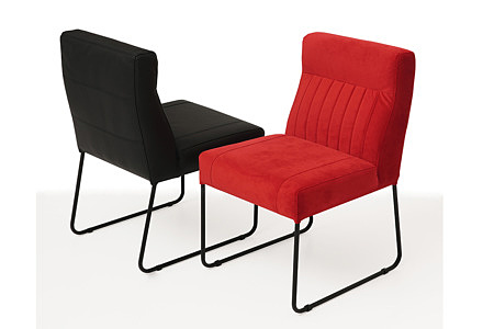 ładne nowoczesne wygodne krzesło tapicerowane na metalowych płozach
