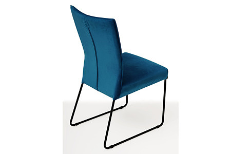 ładne tapicerowane krzesło z metalowymi płozami
