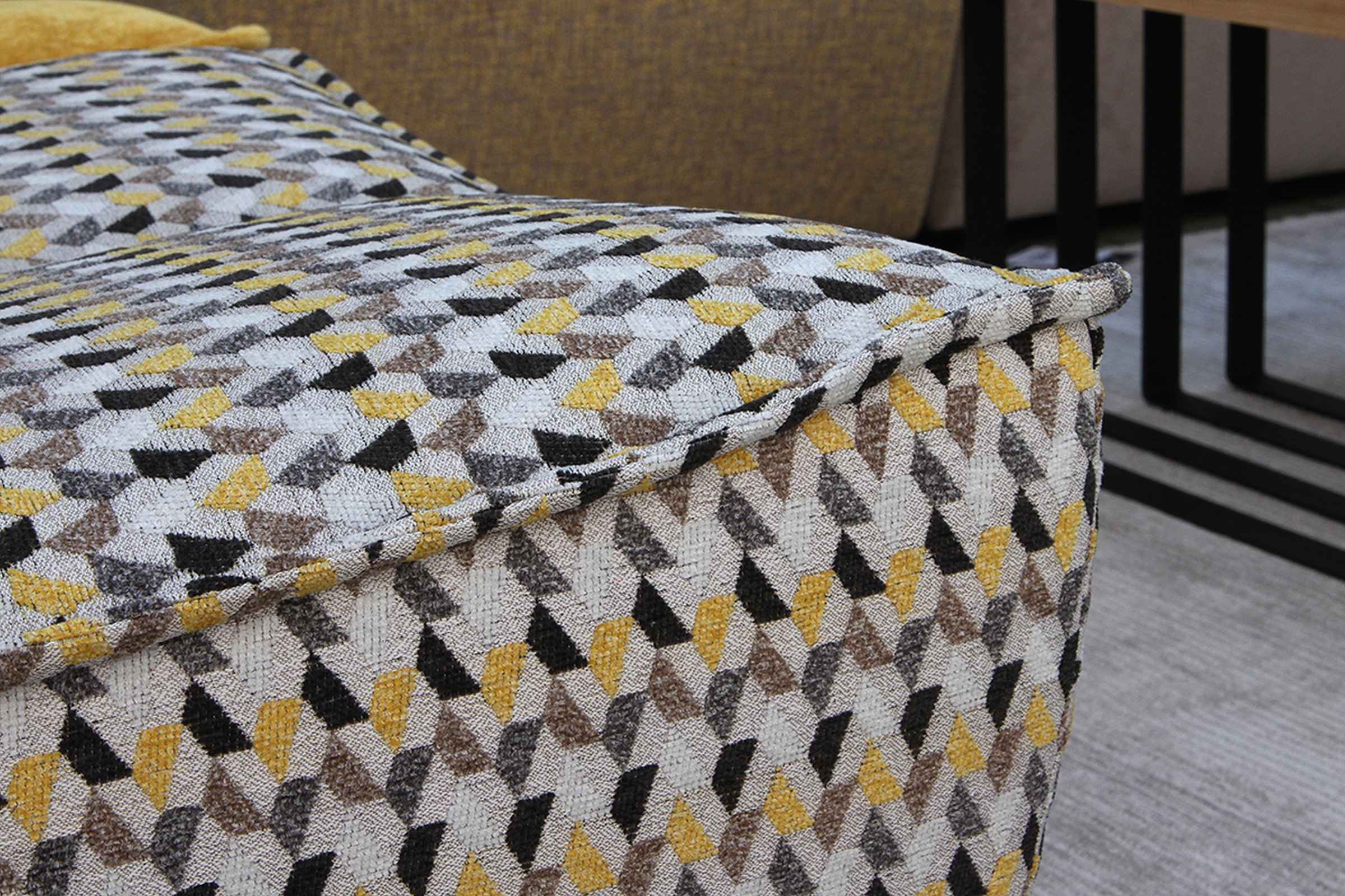 Viva - detal wykonania sofy tapicerowanej tkaniną we wzorze jodełka