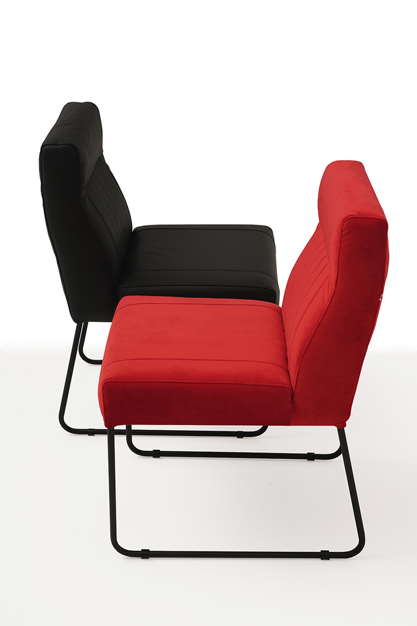 Nowoczesne wygodne krzesło tapicerowane na metalowych płozach 02
