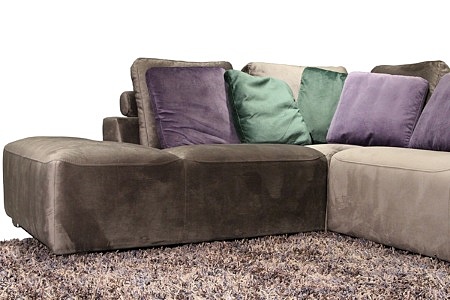 Flavio - narożnik do salonu z kolorówymi poduszkami, poduszki fioletowe, zielone w kolorze butelkowej zieleni, wypoczynek tapicerowany tkaniną
