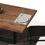 Stół z metalowymi nogami z blatem z drewna02