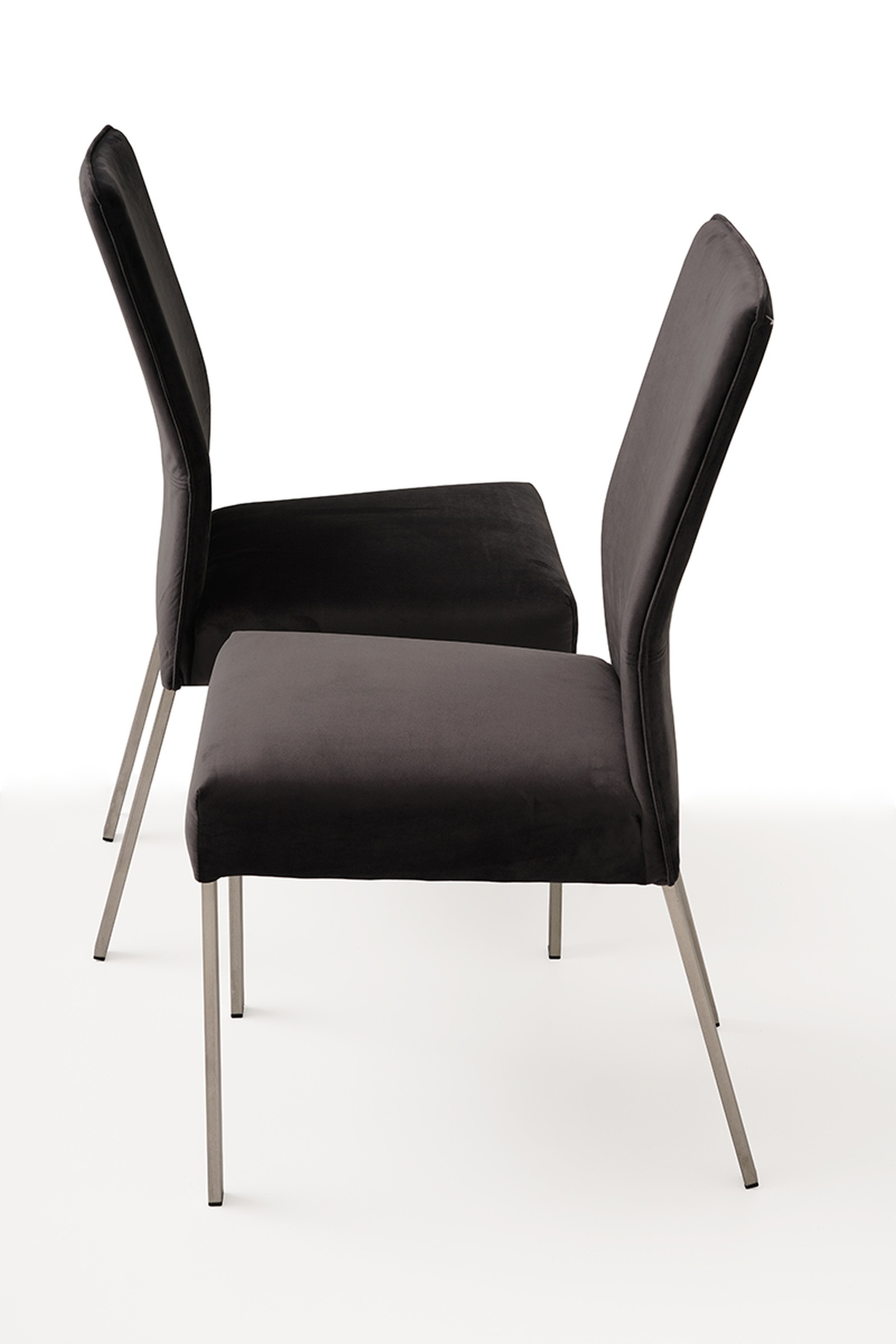Tapicerowane krzesło z metalowymi nogami 02