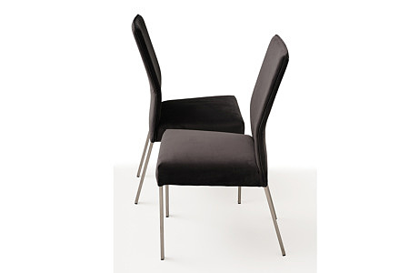 Tapicerowane krzesło z metalowymi nogami