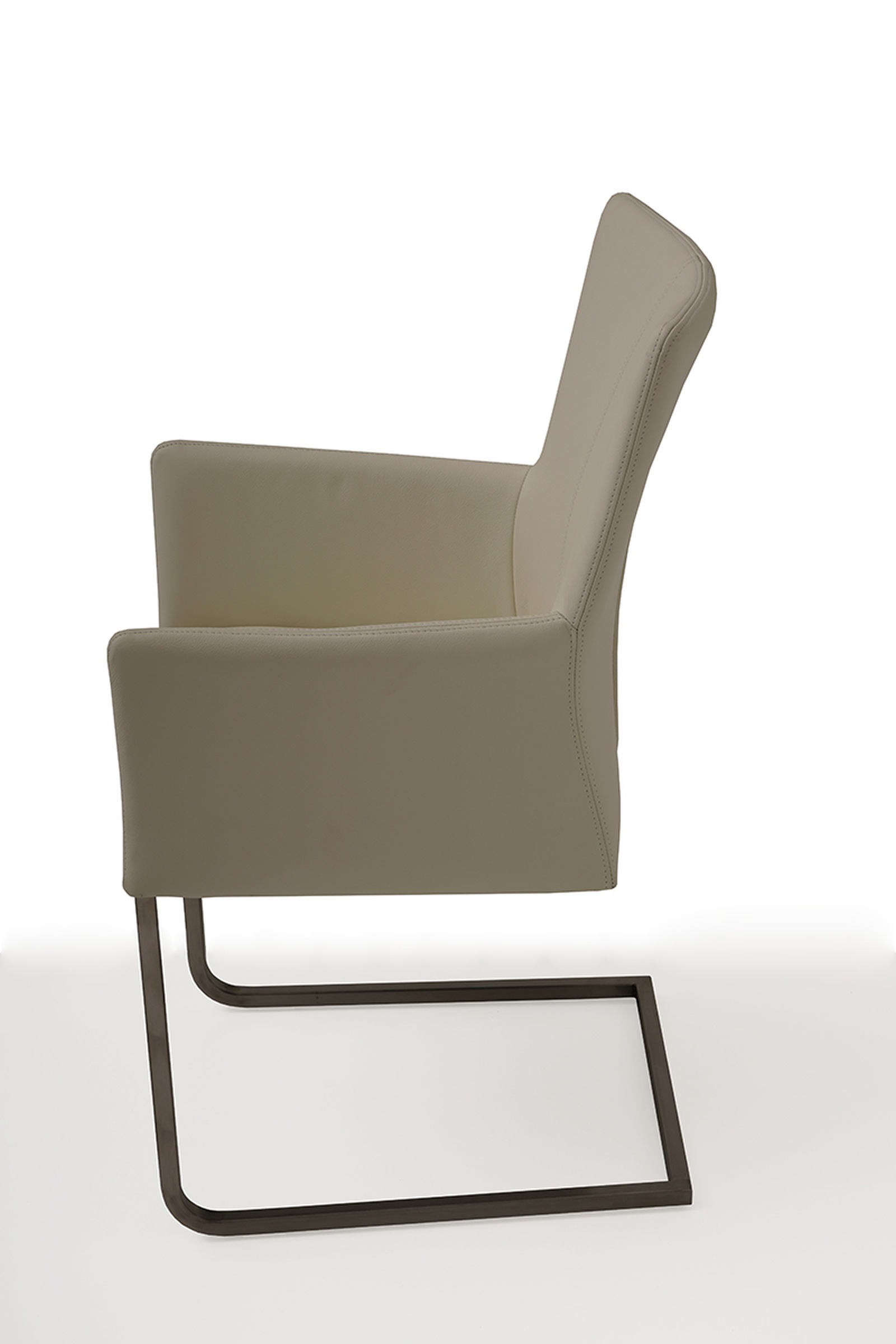 Tapicerowane krzesło z metalowymi płozami z podłokietnikami 02