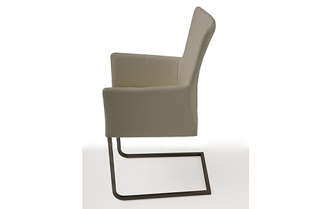 Tapicerowane krzesło z metalowymi płozami z podłokietnikami