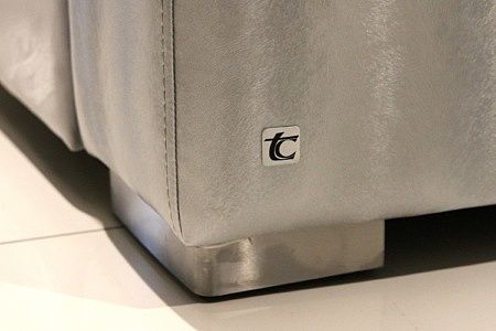 Drift - metalowe nogi w sofie, na boku sofy widoczny logotyp TC MEBLE Tomasz Cembolista