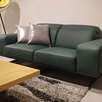Nowoczesna sofa skórzana, zielona skóra butelkowa zieleń, srebrne eleganckie poduszki, ekskluzywny mebel wypoczynkowy klasy premium