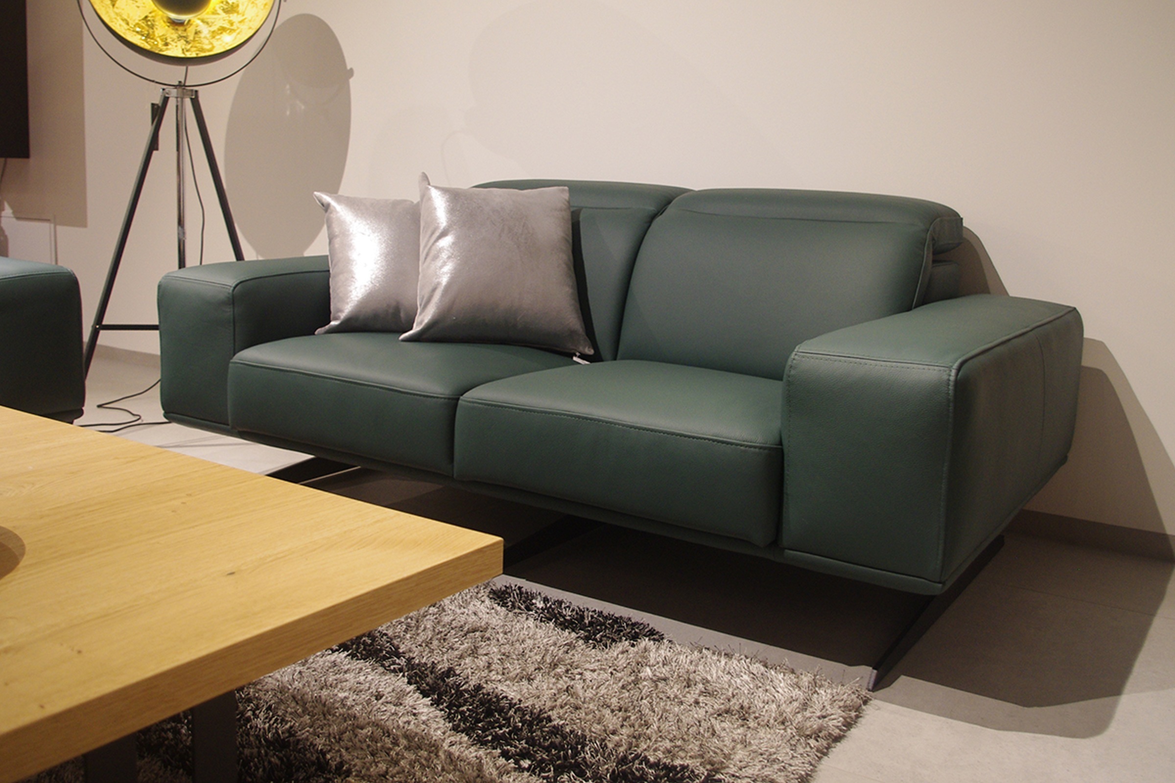 Nowoczesna sofa skórzana, zielona skóra butelkowa zieleń, srebrne eleganckie poduszki, ekskluzywny mebel wypoczynkowy klasy premium