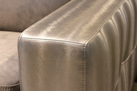 Drift - sofa, nowoczesny design, detal boku narożnika tapicerowany w kolorze białego złota