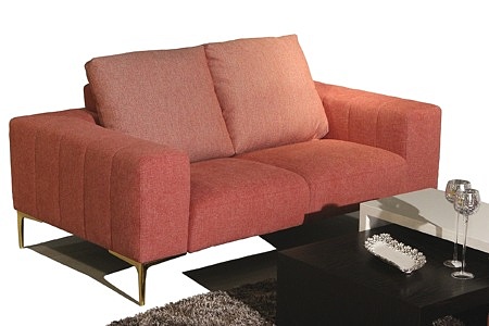 Elegancka sofa tapicerowana nowoczesna, czerwona tkanina, złote nóżki, oparcie stanowią dwie wygodne poduszki