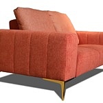 Czerwona nowoczesna sofa tapicerowana ze złotymi nogami - w zestawie dwie poduszki stanowiące wygodne oparcie