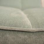 Zbliżenie na wykonanie szwu w sofie tapicerowanej materiałem aquaclean