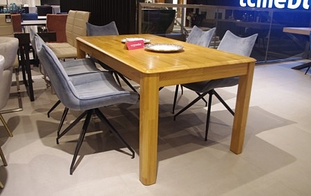 Stół na 4 nogach drewniany