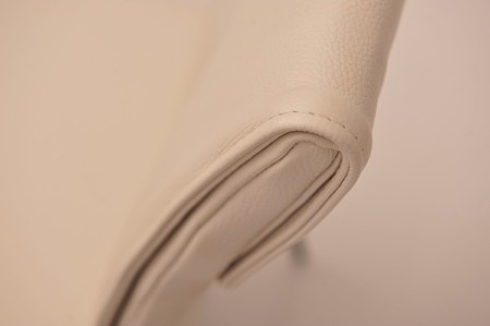 Idealnie wykończone wygodne krzesła do salonu nowoczesnego lekkie delikatne ze skóry biała kremowa
